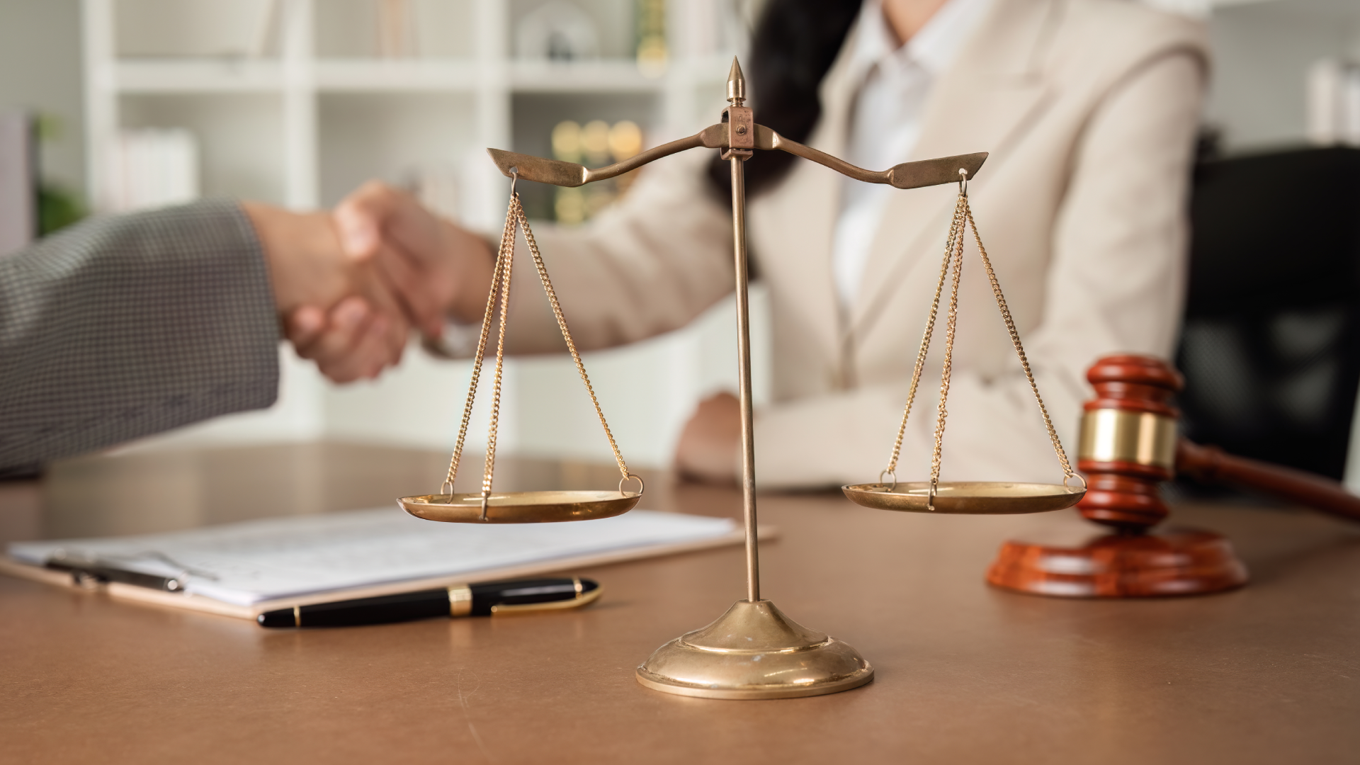 Avukat ofisinde profesyonel çalışma ortamı